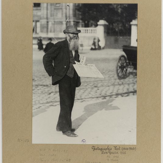 Vendeur du journal "La Patrie", place de l'Hôtel-de-Ville