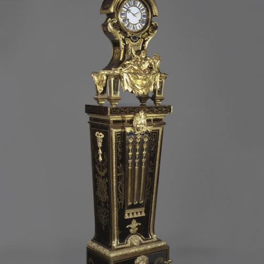 Pedestal clock