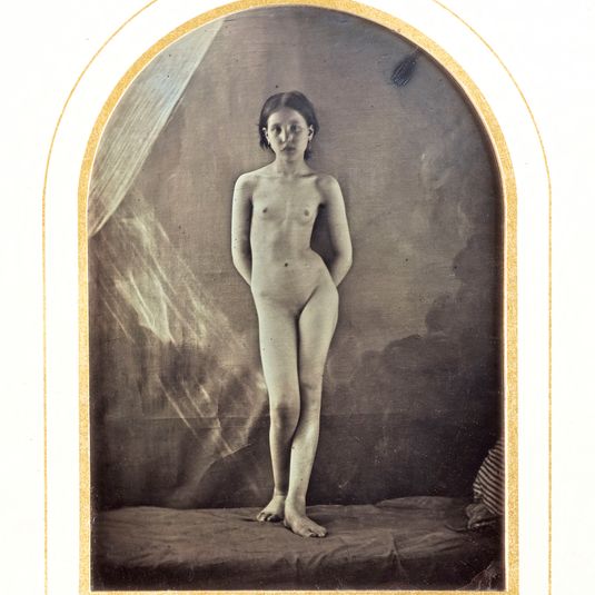 Jeune fille nue debout