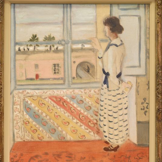 Jeune femme à la fenêtre, robe rayée bleu | Young woman at the window, blue striped