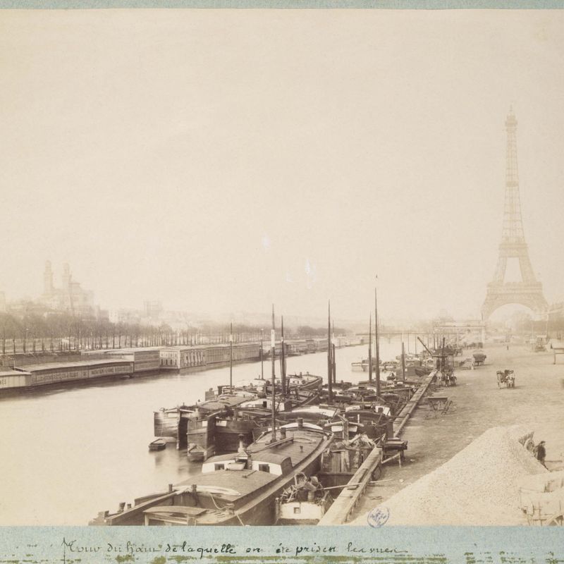 Vue de la tour Eiffel et de l'ancien trocadéro depuis le pont et le port de Grenelle. Exposition universelle de 1889, 15ème arrondissement, Paris.