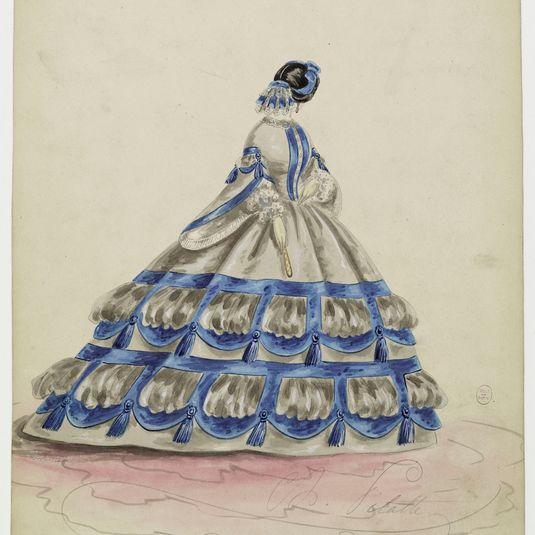 Femme en robe bleu et blanc