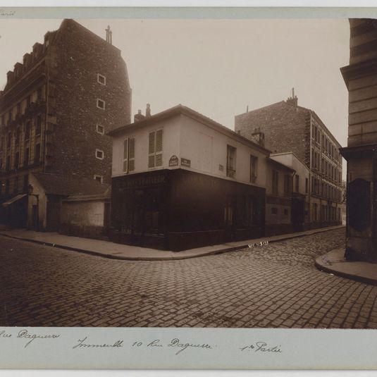 Immeuble, à l'angle du n°2 rue Daguerre et des n°4-6 avenue d'Orléans, actuelle avenue du Général Leclerc, 14ème arrondissement, Paris.