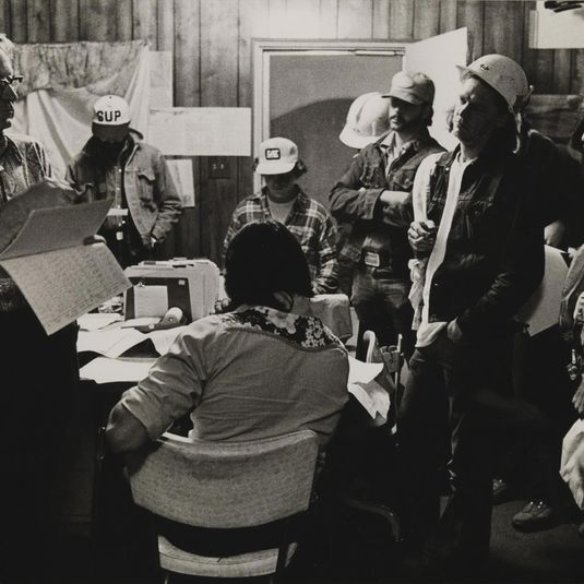 Running Fence, Sonoma and Marin Counties, California, 1972-76, Ted Dougherty instructs drivers on delivery of fabric panels