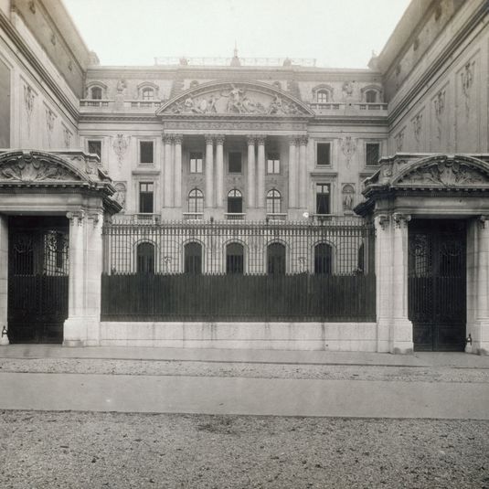 Façade sur rue, Hôtel Dufayel, 76 avenue des Champs-Elysées, 8ème arrondissement, Paris.