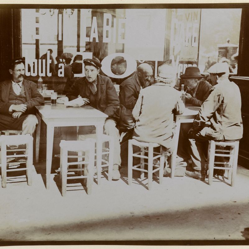Clochards et employés à la terrasse d'un café, place Maubert, 5ème arrondissement, Paris.