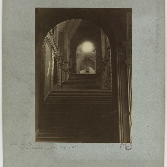 Ruines de la Commune : Hôtel de Ville, grand escalier vu du sud, 4ème arrondissement, Paris. Juin 1871.