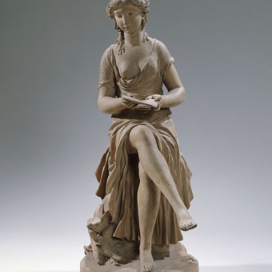 Jeune femme assise lisant une lettre