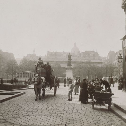Rue Frédéric-Sauton, vue perpective avec la statue d'Etienne Dolet, place Maubert, 5ème arrondissement, Paris.