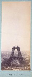 Construction de la tour Eiffel pour l'Exposition universelle de 1889. Vue du Champs-de-Mars photographié depuis l'une des tours du palais du Trocadéro, 7ème arrondissement, Paris. 10 juillet 1888
