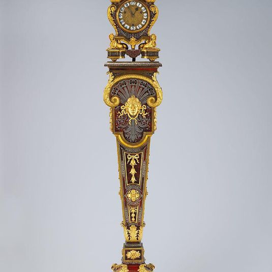 Clock with pedestal
