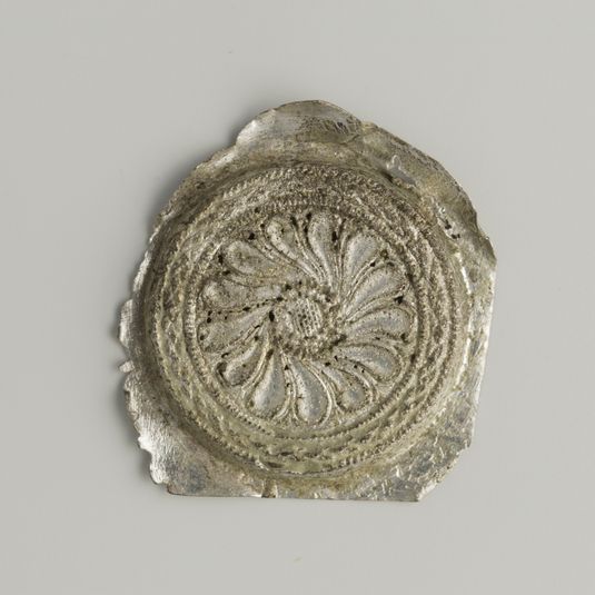 Bouton rond à décor en hélice