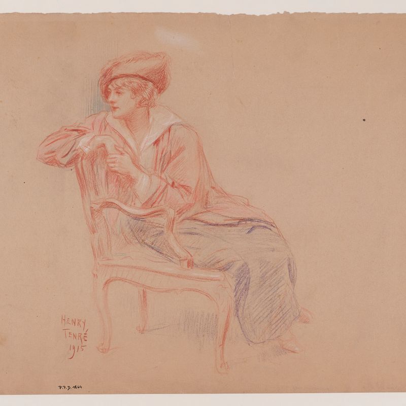 Jeune femme en chapeau assise