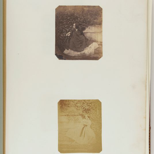 Madame Adèle Hugo et une femme assises dans le jardin d'Hauteville House à Guernesey