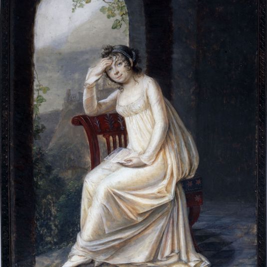 Portrait en pied d'une femme tenant une lettre