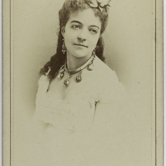 Portrait de Pellini Nina, (chanteuse lyrique)