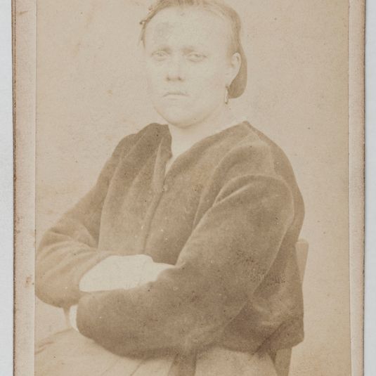 Portrait de Papavoine Eulalie, pris à la prison des Chantiers à Versailles. Commune de Paris, 1871.